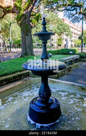 Ein Brunnen sprudelt im Meditationsgarten vor der Government Street Presbyterian Church, 9. August 2017, in Mobile, Alabama. Stockfoto