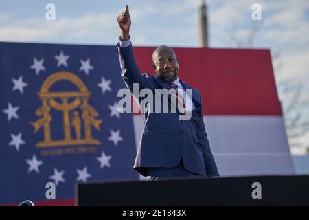 Atlanta, Usa. Januar 2021. Rev. Raphael Warnock richtet sich an die Menge bei der Drive-in-Rallye am Vorabend der Senatswahl im Center Parc Credit Union Stadium am 4. Januar 2021 in Atlanta, Georgia. Kredit: Sanjeev Singhal/The News Access/Alamy Live Nachrichten Stockfoto