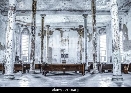 Mansfield, Ohio, USA - 18. April 2017: Verlassene Kapelle im Ohio State Reformatory Prison, das Gefängnis wurde 1990 geschlossen und gilt als heimgesucht. Stockfoto