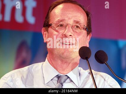 Der sozialistische Abgeordnete Francois Hollande, Kandidat für die Präsidentschaftswahlen, ist am 30. Juni 2011 in Vienne (Isere) in Frankreich im Wahlkampf. Fotos von Vincent Dargent/ABACAPRESS.COM Stockfoto