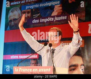 Der sozialistische Abgeordnete Francois Hollande, Kandidat für die Präsidentschaftswahlen, ist am 30. Juni 2011 in Vienne (Isere) in Frankreich im Wahlkampf. Fotos von Vincent Dargent/ABACAPRESS.COM Stockfoto