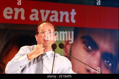 Der sozialistische Abgeordnete Francois Hollande, Kandidat für die Präsidentschaftswahlen, ist am 30. Juni 2011 in Vienne (Isere) in Frankreich im Wahlkampf. Fotos von Vincent Dargent/ABACAPRESS.COM Stockfoto