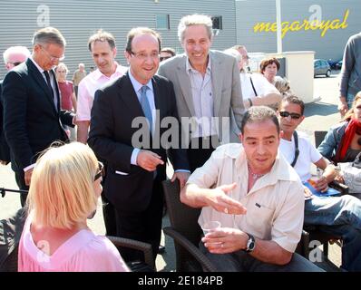 Der sozialistische Abgeordnete Francois Hollande, Kandidat für die ersten Präsidentschaftswahlen, ist am 30. Juni 2011 in Bourgoin Jallieu (Isere) in Frankreich im Wahlkampf. Fotos von Vincent Dargent/ABACAPRESS.COM Stockfoto