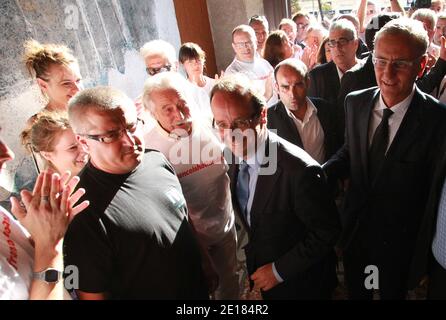 Der sozialistische Abgeordnete Francois Hollande, Kandidat für die Präsidentschaftswahlen, ist am 30. Juni 2011 in Vienne (Isere) in Frankreich im Wahlkampf. Fotos von Vincent Dargent/ABACAPRESS.COM Stockfoto