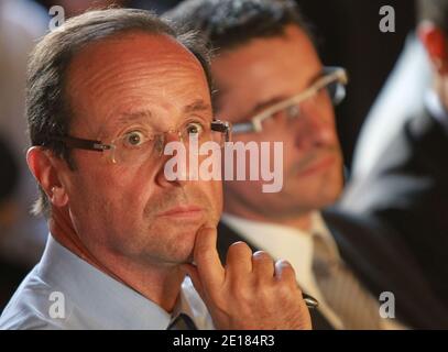 Der sozialistische Abgeordnete Francois Hollande, Kandidat für die Präsidentschaftswahlen, ist am 30. Juni 2011 in Vienne (Isere) in Frankreich im Wahlkampf. Fotos von Vincent Dargent/ABACAPRESS.COM Stockfoto