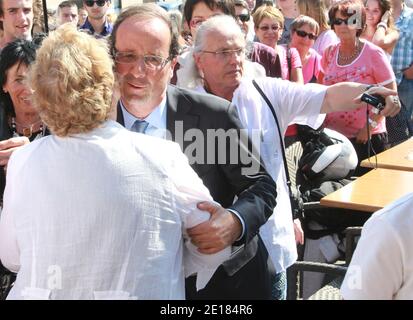 Der sozialistische Abgeordnete Francois Hollande, Kandidat für die ersten Präsidentschaftswahlen, ist am 30. Juni 2011 in Bourgoin Jallieu (Isere) in Frankreich im Wahlkampf. Fotos von Vincent Dargent/ABACAPRESS.COM Stockfoto