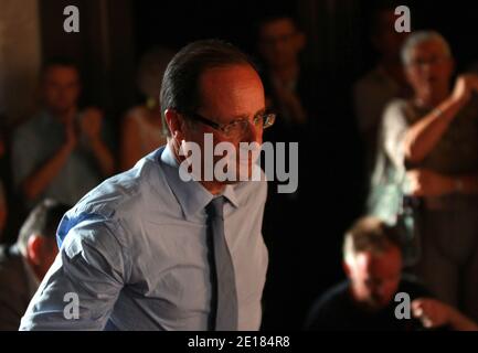 Der sozialistische Abgeordnete Francois Hollande, Kandidat für die Präsidentschaftswahlen, ist am 30. Juni 2011 in Vienne (Isere) in Frankreich im Wahlkampf. Fotos von Vincent Dargent/ABACAPRESS.COM Stockfoto