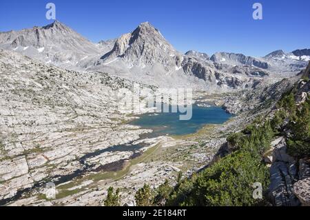 Die JMT und PCT passieren Saphire Lake im Evolution Basin Mit Mount Fiske und Mount Huxley Stockfoto