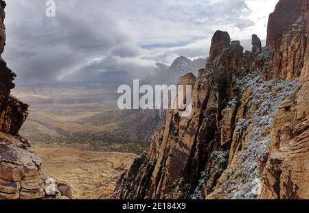 Red Rocks in der Nähe von Las Vegas von der Ostseite von Bridge Mountain mit einem klärenden Schneesturm Stockfoto