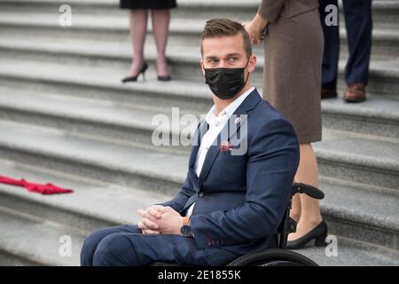 Der Repräsentant der Vereinigten Staaten, Madison Cawthorn (Republikaner von North Carolina), schließt sich anderen neuen GOP-Mitgliedern des Kongresses an, um am Montag, den 4. Januar 2021, ein Gruppenfoto auf den East Front Steps des US-Kapitols in Washington, DC zu machen. Kredit: Rod Lampey/CNP /MediaPunch Stockfoto