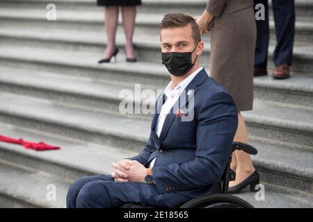 Der Repräsentant der Vereinigten Staaten, Madison Cawthorn (Republikaner von North Carolina), schließt sich anderen neuen GOP-Mitgliedern des Kongresses an, um am Montag, den 4. Januar 2021, ein Gruppenfoto auf den East Front Steps des US-Kapitols in Washington, DC zu machen. Kredit: Rod Lampey/CNP /MediaPunch Stockfoto