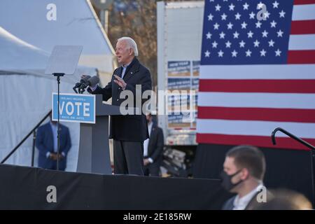 Atlanta, Usa. Januar 2021. Der designierte Präsident Joe Biden spricht die Menschenmenge an einer Drive-in-Kundgebung am Vorabend der Senatswahl in Georgia im Center Parc Credit Union Stadium am 4. Januar 2021 in Atlanta, Georgia. Kredit: Sanjeev Singhal/The News Access/Alamy Live Nachrichten Stockfoto