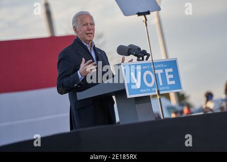 Atlanta, Usa. Januar 2021. Der designierte Präsident Joe Biden spricht die Menschenmenge an einer Drive-in-Kundgebung am Vorabend der Senatswahl in Georgia im Center Parc Credit Union Stadium am 4. Januar 2021 in Atlanta, Georgia. Kredit: Sanjeev Singhal/The News Access/Alamy Live Nachrichten Stockfoto