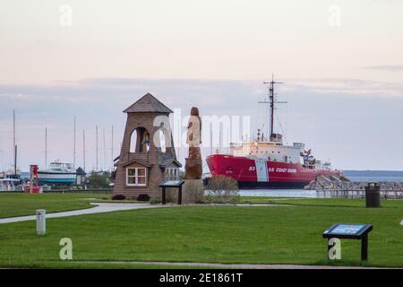 Mackinaw City, Michigan, USA - 29. Mai 2020: Sonnenuntergang entlang der Innenstadt Waterfront District in der beliebten Touristenstadt Mackinaw City Stockfoto