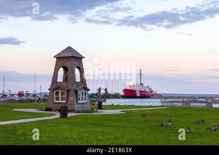 Mackinaw City, Michigan, USA - 29. Mai 2020: Sonnenuntergang entlang der Innenstadt Waterfront District in der beliebten Touristenstadt Mackinaw City Stockfoto