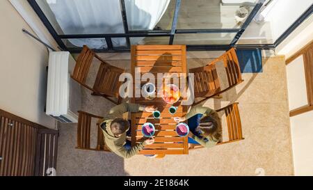 Luftaufnahme eines Paares, das auf dem Balkon frühstückte Sonniger Sommertag Stockfoto