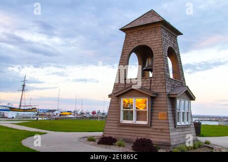 Mackinaw City, Michigan, USA - 29. Mai 2020: Sonnenuntergang entlang der Innenstadt Waterfront District in der beliebten Touristenstadt Mackinaw City Stockfoto