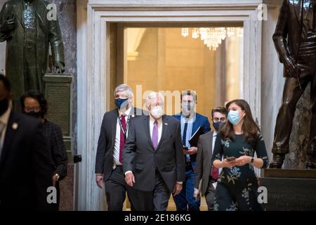 Der Mehrheitsführer des Repräsentantenhauses der Vereinigten Staaten, Steny Hoyer (Demokrat von Maryland), macht sich auf den Weg in die Kammer des Repräsentantenhauses, während das Repräsentantenhaus am Montag, den 4. Januar 2021, im US-Kapitol in Washington, DC tagt. Kredit: Rod Lampey/CNP /MediaPunch Stockfoto