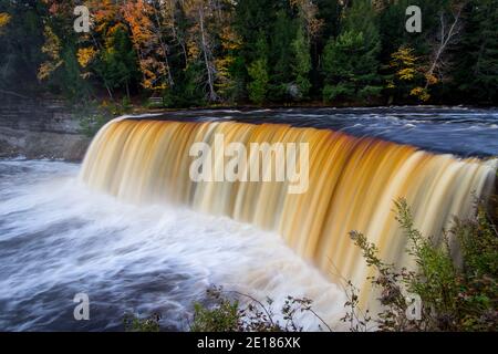 Herbst am Wasserfall Tahquamenon Falls im Norden von Michigan. Stockfoto