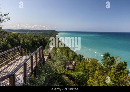 Blick Auf Lake Michigan. Beliebte Haltestelle am Straßenrand in der Nähe von Arcadia, Michigan, mit weitläufiger Landschaft und Blick auf das wunderschöne Wasser des Lake Michigan Stockfoto