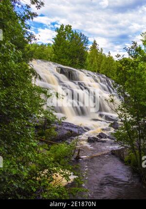 Vertikaler Wasserfall. Wunderschöne Bond Falls auf der Upper Peninsula von Michigan in vertikaler Ausrichtung. Stockfoto