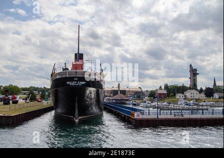 Sault Ste Marie, Michigan, USA - 9. August 2015: Die Sault Ste Marie Waterfront mit Museum Ship Valley Camp und dem Tower of History. Stockfoto