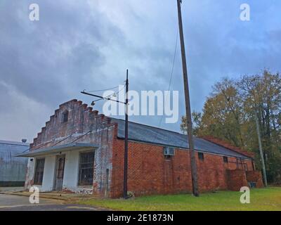 Burke County, GA USA - 12 15 20: Altes verlassene Ziegelgebäude Stockfoto