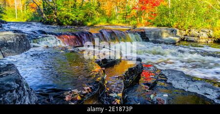 Herbstpanorama Mit Wasserfall. Wunderschöne Landschaft mit den Wasserfällen der Upper Peninsula Michigan bei den Canyon Falls zwischen Baraga und Marquette, Michigan. Stockfoto