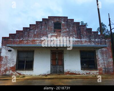 Burke County, GA USA - 12 15 20: Alte verlassene Backsteingebäude Eingang Stockfoto