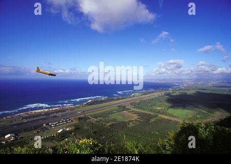Gleiter über Dillingham Airfield mit Mokuleia und North Shore im Hintergrund gesehen Frrom Kealia Trail Stockfoto