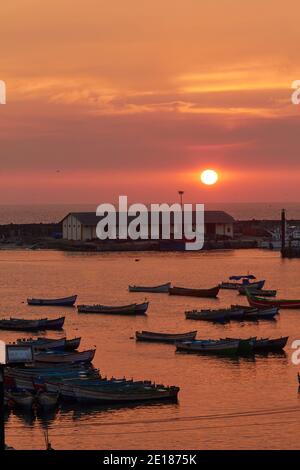 Geparkte Landboote im Vizhinjam Hafen, aufgenommen bei Sonnenuntergang. Stockfoto