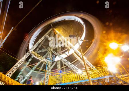 Langzeitbelichtung Aufnahme von gut beleuchteten und bunten Riesenferris Rad Stockfoto