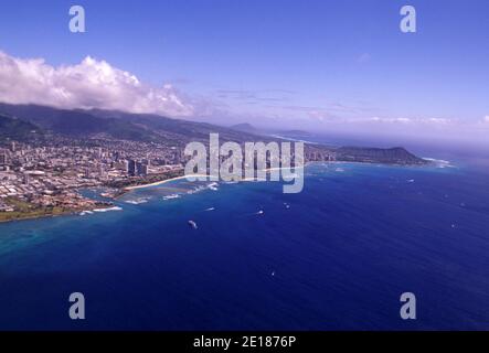 Luftaufnahme von Ala Moana, Waikiki und Diamond Head, mit Kewalo Basin und blauem Ozean im Vordergrund Stockfoto