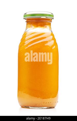 Fruchtsaft in einer kleinen Glasflasche isoliert auf weiß Hintergrund Stockfoto