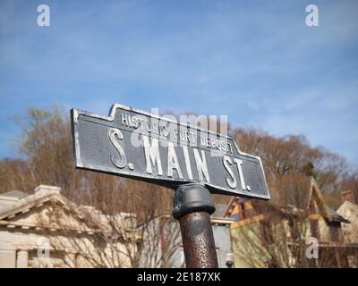 HAFENDEPOT, MD - 17. APRIL 2014: Ein altes Zeitschild für S. Main. St. im historischen Hafen Kaution Maryland auf einem rostigen Schild Post auf eine winterliche Kälte früh Stockfoto