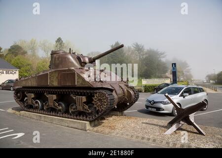 Omaha Beach Normandie 6. Mai 2013 :Sherman Tank außerhalb der Omaha Beach Memorial Museum Stockfoto