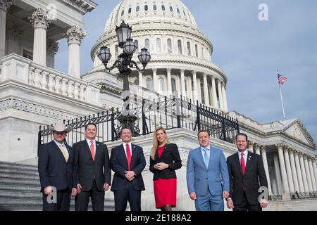 Von links: US-Repräsentant Troy Nehls (Republikaner von Texas), US-Repräsentant Tony Gonzales (Republikaner von Texas), US-Repräsentant Ronny Jackson (Republikaner von Texas) US-Repräsentant Beth Van Duyne (Republikaner von Texas), US-Repräsentant Pat Fallon (Republikaner von Texas) und US-Repräsentant August Pfluger (Republikaner von Texas) Pose für ein persönliches Foto, nachdem er sich anderen Neulingen des GOP-Kongresses angeschlossen hat, um ein formelles Gruppenfoto auf den East Front Steps des US-Kapitols in Washington, DC, Montag, 4. Januar 2021, zu machen. Stockfoto