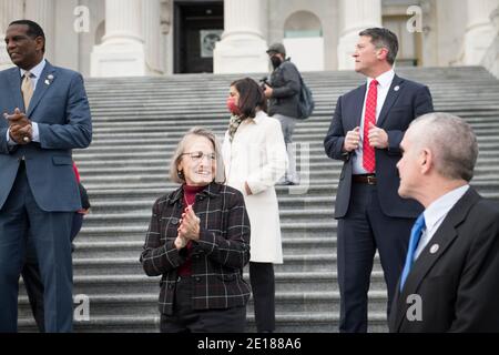 Washington, Vereinigte Staaten Von Amerika. Januar 2021. Die Vertreterin der Vereinigten Staaten, Michelle Fischbach (Republikanerin von Minnesota), schließt sich anderen Neulingen des GOP-Kongresses an, um am Montag, den 4. Januar 2021, ein Gruppenfoto auf den East Front Steps des US-Kapitols in Washington, DC zu machen. Quelle: Rod Lampey/CNP Credit: dpa/Alamy Live News Stockfoto