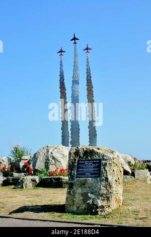 Bournemouth, Dorset, England. Denkmal für Flt. LT. John egging, dessen Red Arrow Hawk im August 2011 nach einer Ausstellung in Bournemouth stürzte. Stockfoto