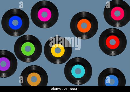 Vinyl 45rpm Single-Schallplatten auf blauem Hintergrund Stockfoto