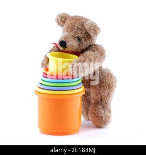 Brauner Teddybär spielt mit Toy Töpfe Behälter Stockfoto