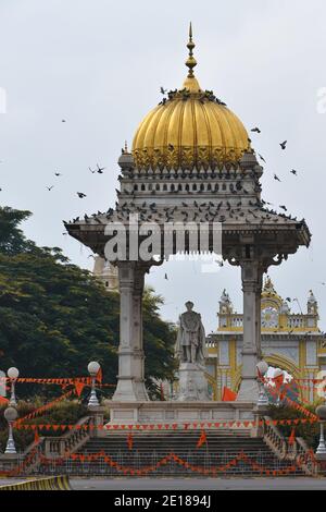 Neue staatliche Kreis Statue des Maharadscha Chamarajendar Wodeyar Mysore Palast Karnataka Indien Stockfoto