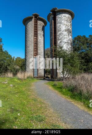 Sonoma, CA, USA, 2020-02-23. Robert Louis Stevenson State Park in the Spring, zeigt die Wassertürme Stockfoto