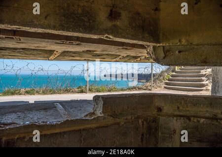Blick vom deutschen Bunker in der Pointe du Hoc Gedenkstätte, Normandie, Frankreich Stockfoto