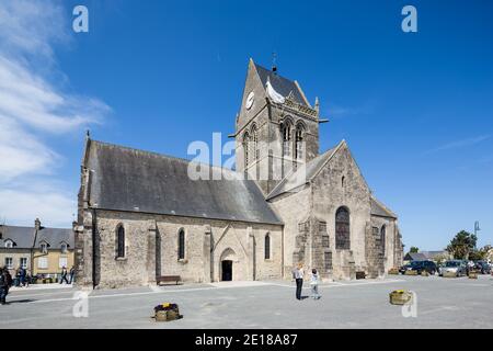 St Mere Eglise Normandie 7. Mai 2013 : Fallschirmjäger-Dummy hängt von der Kirche in St Mere Eglise, Normandie, Gedenken an die Nacht fällt über Norma Stockfoto