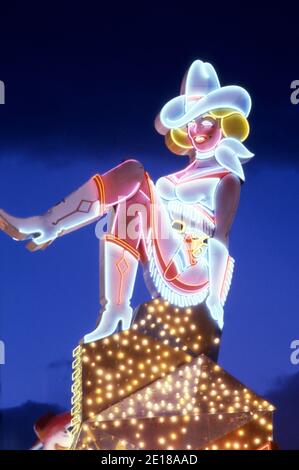 Ikonisches Cowgirl-Neonschild auf der Fremont Street in Las Vegas, NV Stockfoto