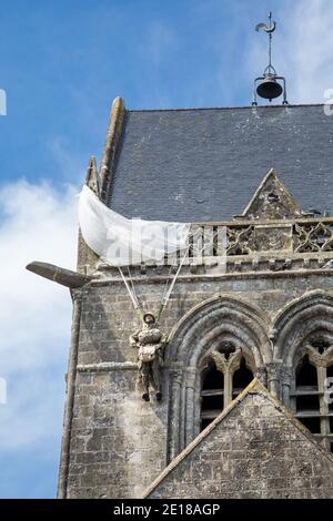 Fallschirmjäger-Dummy, der an der Kirche in St Mere Eglise in der Normandie hängt und an den nächtlichen Untergang der Normandie am D-Day erinnert Stockfoto