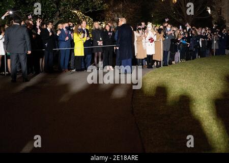 Washington, DC, USA. Januar 2021. US-Präsident Donald J. Trump begrüßt die Besucher, als er am Montag, den 4. Januar 2021, das Weiße Haus auf dem Weg nach Dalton, Georgia, in Washington, DC, USA, verlässt.Quelle: Erin Scott/Pool via CNP Quelle: dpa/Alamy Live News Stockfoto