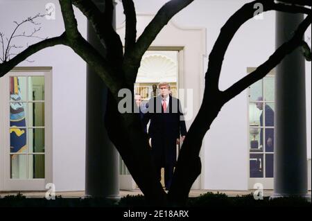 Washington, DC, USA. Januar 2021. US-Präsident Donald J. Trump verlässt das Weiße Haus auf dem Weg nach Dalton, Georgia, in Washington, DC, USA, am Montag, 4. Januar 2021. Quelle: Erin Scott/Pool via CNP Quelle: dpa/Alamy Live News Stockfoto