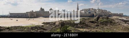 Stadt- und Strandpanorama von Saint Malo, einer schönen Hafenstadt in der Bretagne, Frankreich Stockfoto